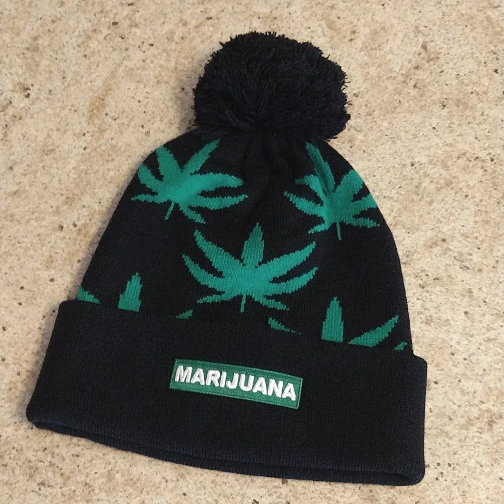 Black‎ Green Leaf Print Grunge Cuffed PomPom Knit Beanie NWOT - Picture 3 of 14